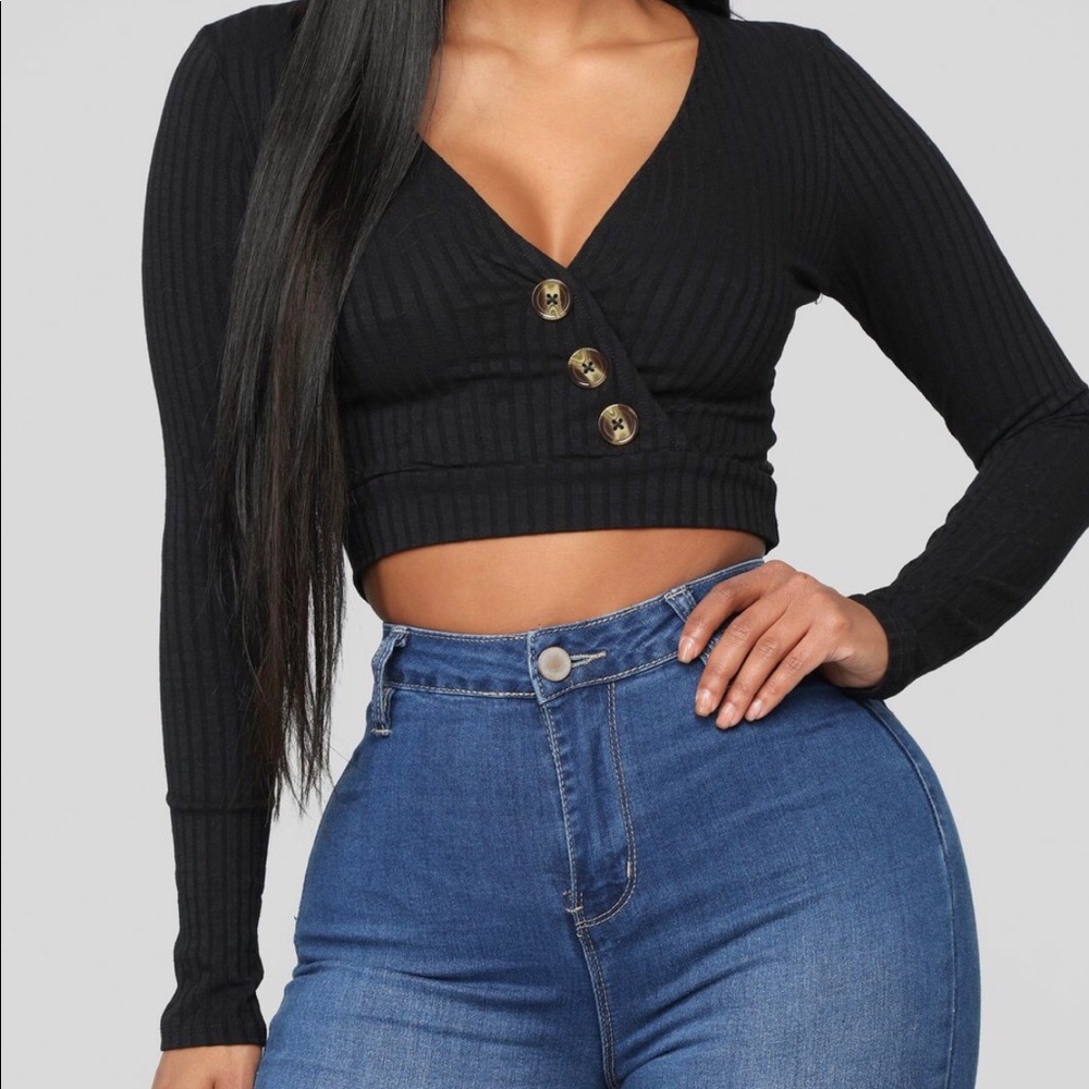🌻FASHION NOVA black top!